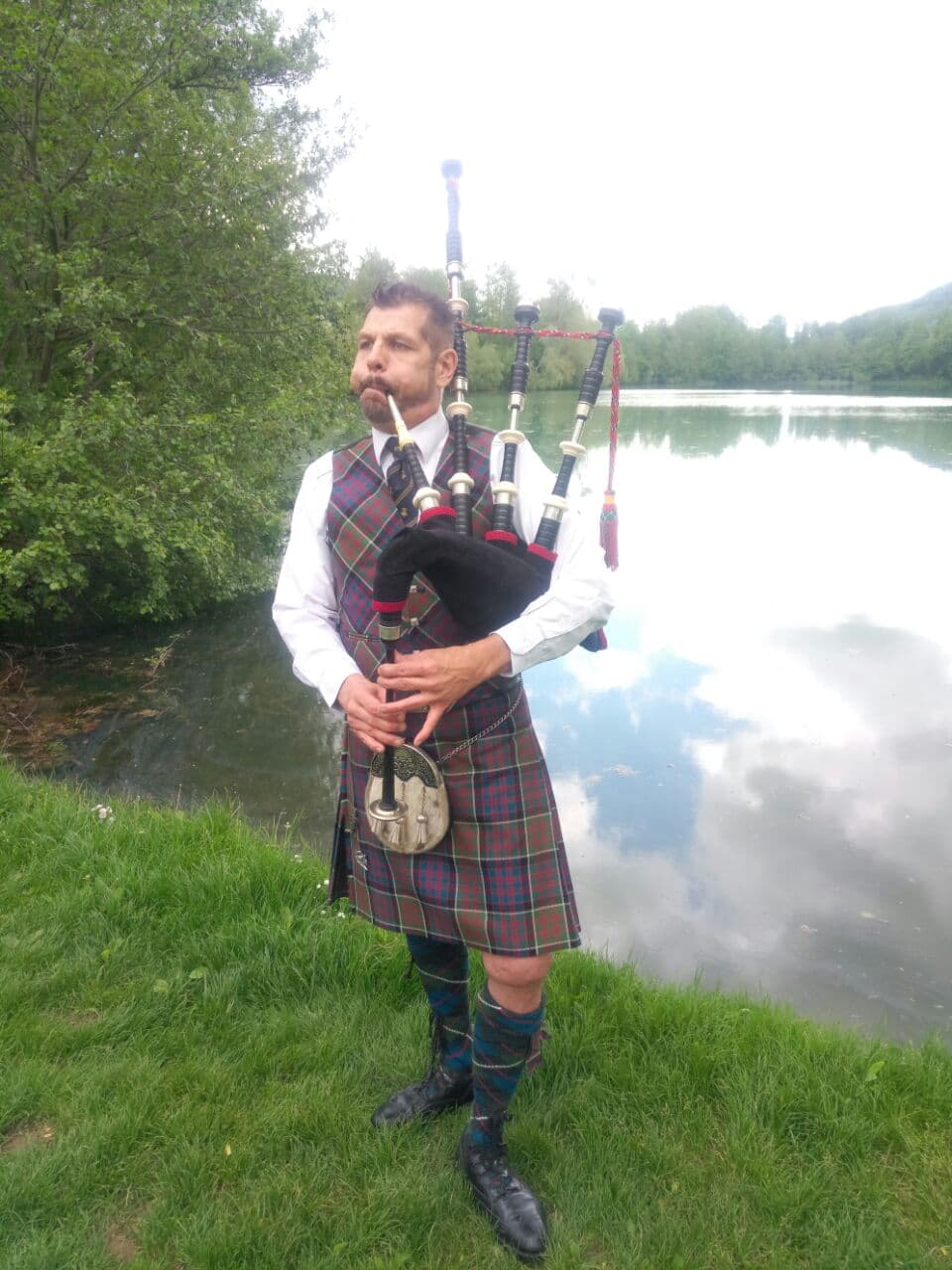 Thomas am See Thomas am See mit Dudelsack