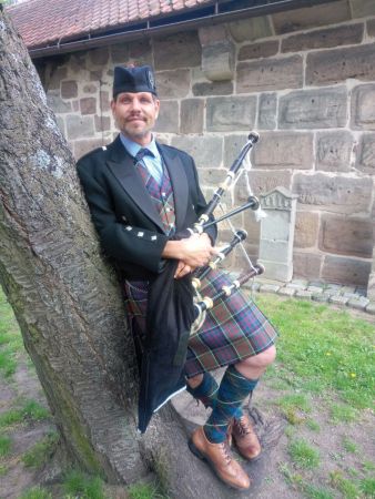 Thomas Schalla hält seinen Dudelsack